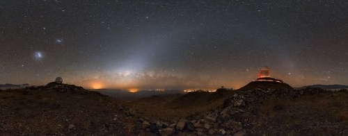 Oblúk zvieratníkového svetla a mostu nad observatóriom ESO La Silla v Chile