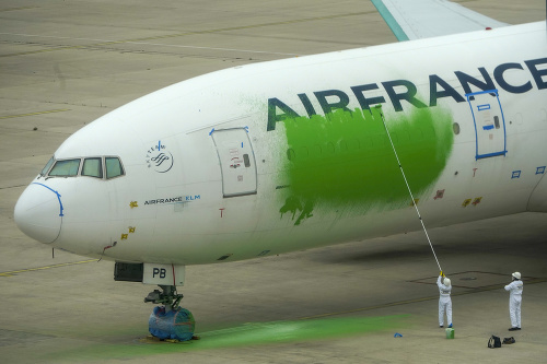 Aktivisti Greenpeace pomaľovali lietadlo