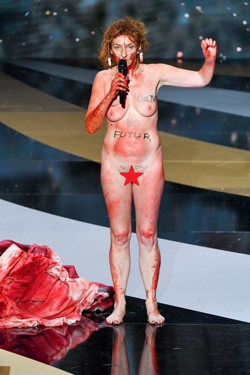 Corinne Masier sa po pódiu pretŕčala úplne nahá. 