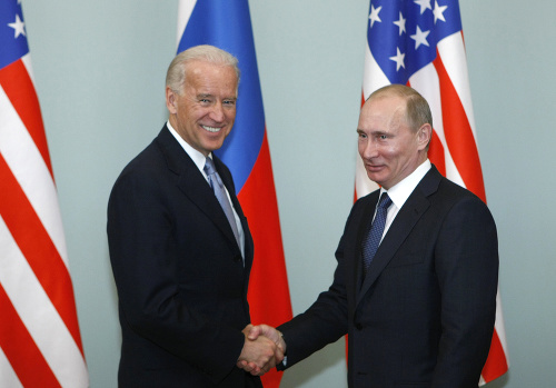 Joe Biden a Vladimir Putin na archívnej snímke.