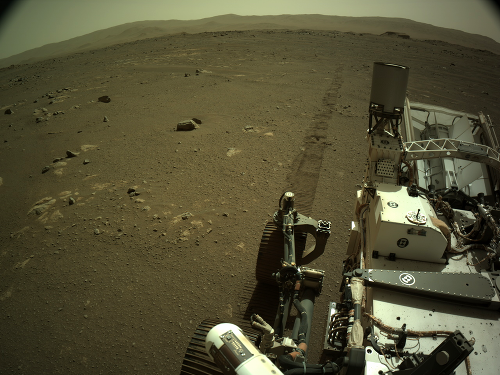 Rover Perseverance na povrchu Marsu.