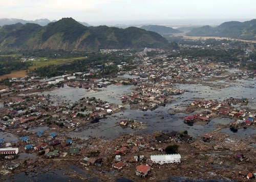 Cunami zanechalo po sebe obrovské škody a státisíce mŕtvych.