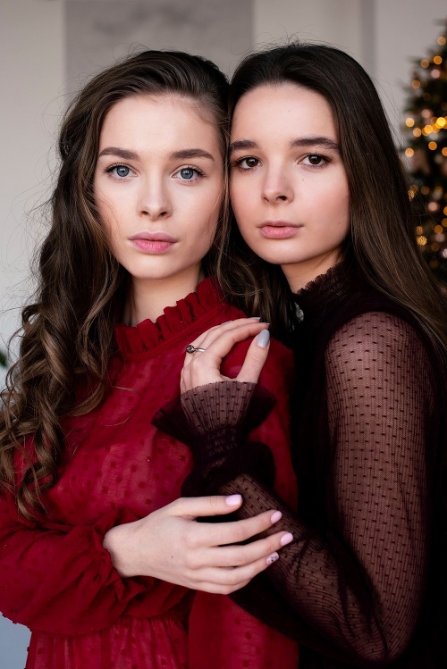 Polina so sestrou Sonyou.