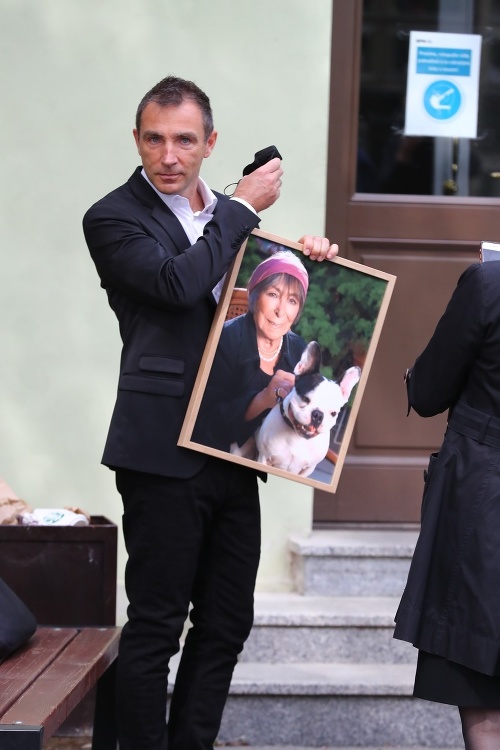 Smútiaci si Hanu Hegerovú pripomenuli na fotke s jej milovanou fenkou.