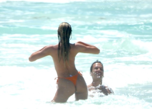 Candice Swanepoel predviedla na pláži horúci striptíz. 