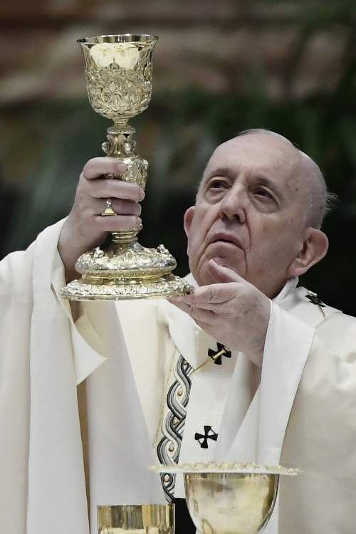 Pápež počas celebrovania sv. omše na Veľkonočnú nedeľu v Bazilike sv. Petra