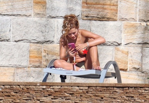 Rita Ora sa pri hotelovom bazéne nevyhla pikantnému trapasu. 