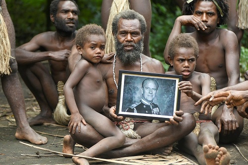 Domorodci z ostrova Tanna veria, že princ Philip bol synom horského boha.