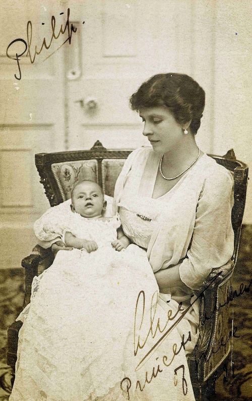 Na archívnej snímke z roku 1921 princ Philip so svojou mamou gréckou princeznou Alice.