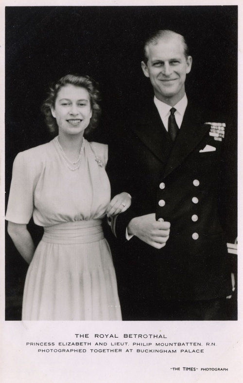 Na archívnej snímke z 10. júla 1947 britská korunná princezná Alžbeta a jej snúbenec Philip Mountbatten pózujú po oznámení o ich zasnúbení v Londýne. 