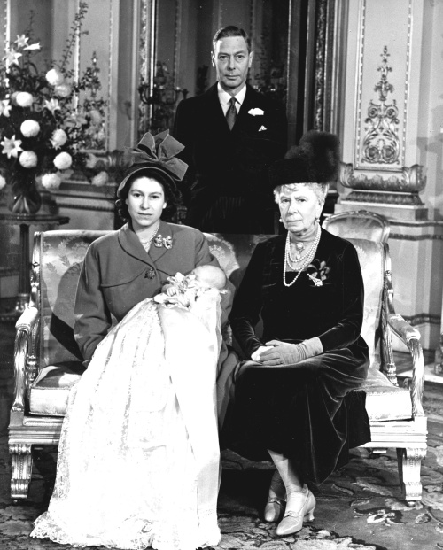 Na zábere Alžbeta II. s princom Charlesom v náručí, jej mama Alžbeta, kráľovná matka a jej otec Juraj VI.
