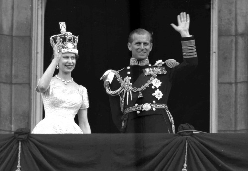 Na archívnej snímke z 2. júna 1953 britská kráľovná Alžbeta II. a jej manžel princ Philip, vojvoda z Edinburghu mávajú z balkóna Buckinhamského paláca po korunovácii kráľovnej Alžbety II.