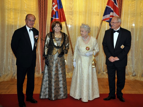 Na snímke princ Philip a kráľovná Alžbeta II. s vtedajším prezidentom SR Ivanom Gašparovičom a jeho manželkou Silviou.