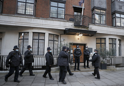 Na snímke policajti stoja pred Nemocnicou kráľa Eduarda VII. v Londýne vo štvrtok 18. februára 2021. 