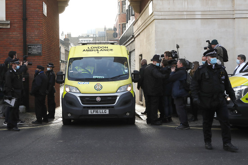 Sanitka vychádza zo súkromnej Nemocnice kráľa Eduarda VII. v Londýne, v ktorej je hospitalizovaný 99-ročný britský princ Philip, manžel britskej kráľovnej Alžbety II. v pondelok 1. marca 2021. Okolo sanitky stoja policajti a fotografi.