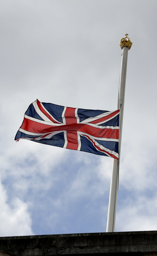 Britská vlajka veje na pol žrde nad Buckinghamským palácom.