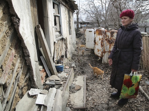 Žena prišla skontrolovať svoj dom na území kontrolovanom separatistami po nedávnom ostreľovaní v blízkosti kontaktnej línie na predmestí Donecka na východe Ukrajiny v piatok 9. apríla 2021.
