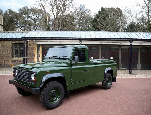 Princa Philipa na poslednej ceste odvezie špeciálne upraveny Land Rover, ktorý pomohol navrhnúť sám princ.
