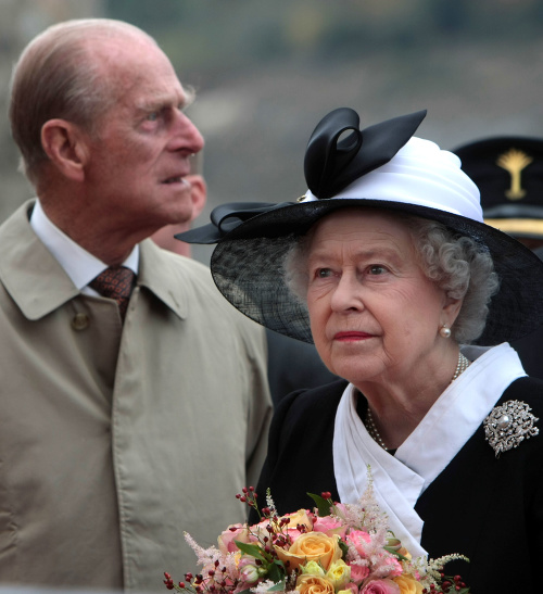 Kráľovná Alžbeta II. a princ Philip v roku 2008 na hrade Devín. Panovníčkin kabát zdobila brošňa, ktorú mala aj na pohrebe princa Philipa.
