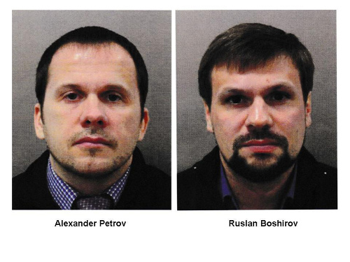 Na archívnej snímke z 5. septembra 2018 ruskí agenti Ruslan Boširov (vpravo) a Alexander Petrov