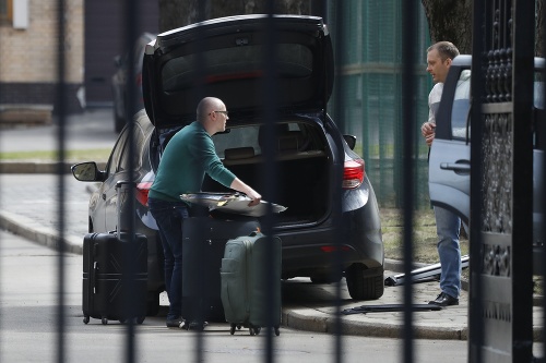 Pracovníci veľvyslanectva sa pripravujú naložiť batožinu do auta na veľvyslanectve Českej republiky v Moskve.