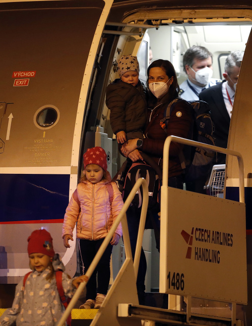 FOTO Vyhostení Česi prileteli