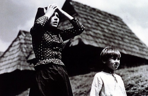 Marek Ťapák a Emília Vašáryová v počine Živý bič (1966).