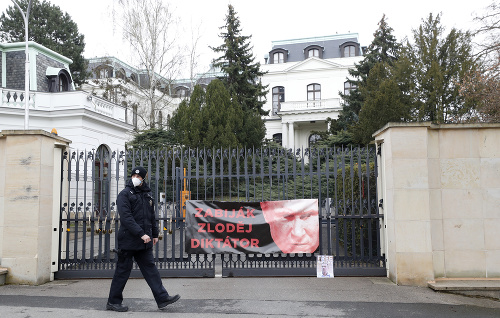 Polícia strážila ambasádu aj počas uplynulého víkendu.