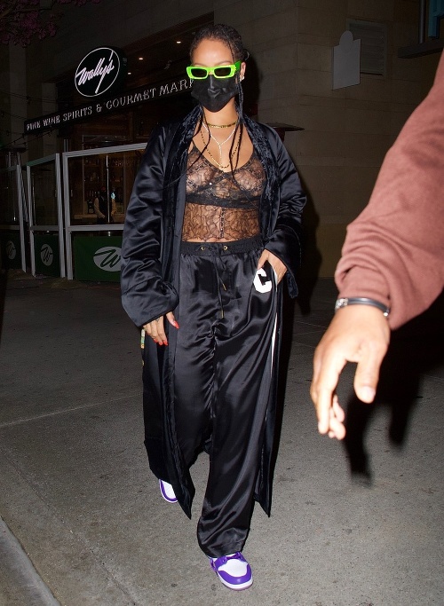 Rihanna si vyšla na večeru v takomto zaujímavom outfite. 
