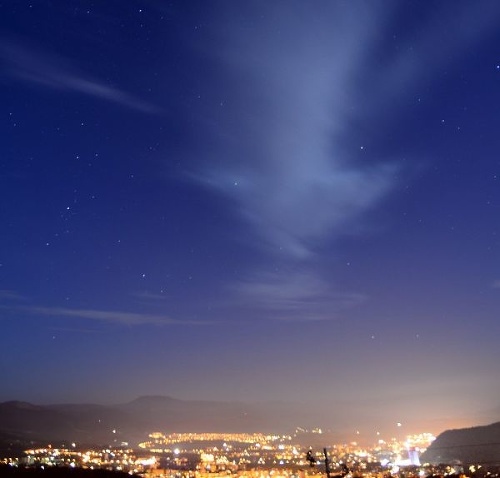 Zreteľné svetelné znečistenie oblohy nad večernou Banskou Bystricou