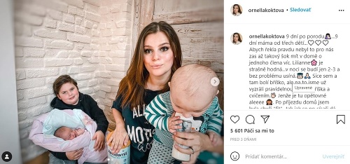 Ornella Koktová so synmi a dcérkou. 