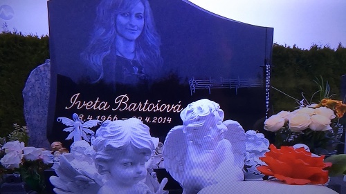 Hrob Ivety Bartošovej je plný sošiek anjelov.