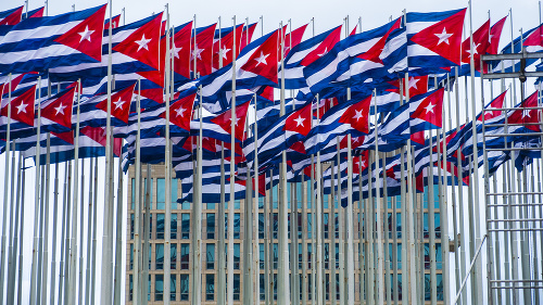 Kubánske vlajky pre americkou ambasádou v Havane