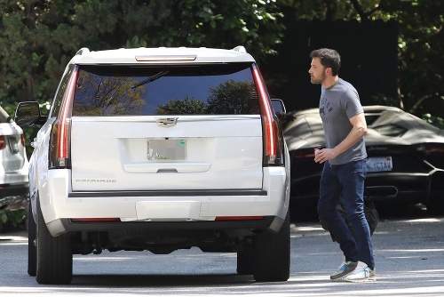 Paparazzi nedávno nafotili Bena Afflecka ako vystupuje z auta Jennifer Lopez. 