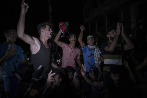 Palestínčania v uliciach oslavujú