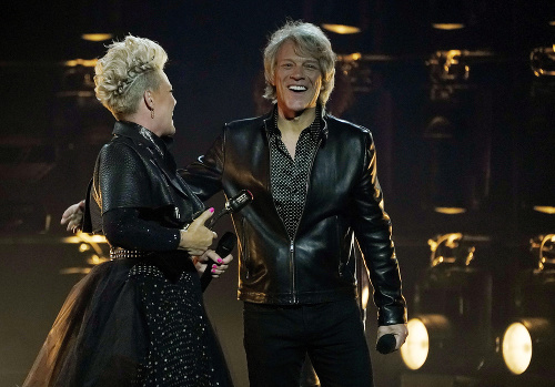 Speváčka Pink si prevzala cenu z rúk Bon Joviho. 