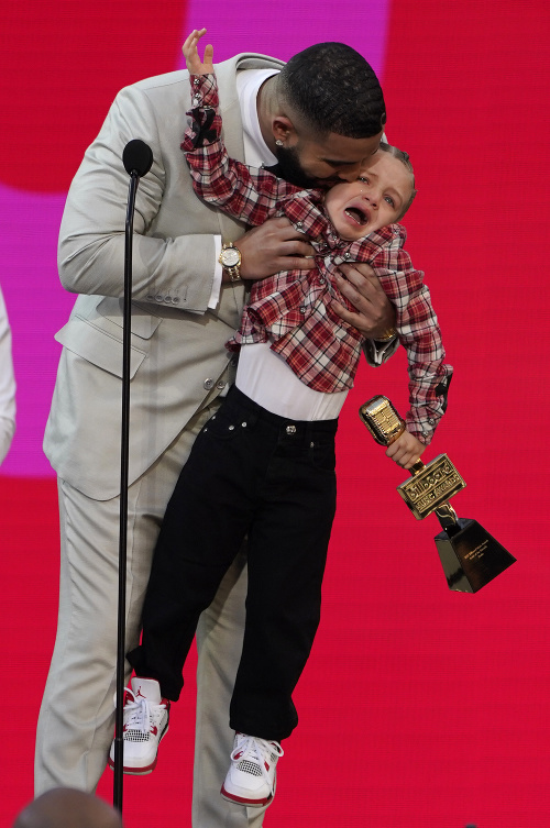 Drake a jeho synček majú spolu aj takúto momentku. 