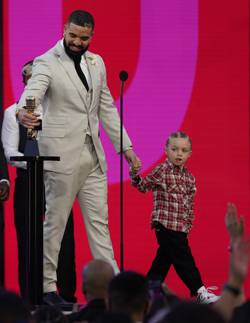 Drake si prišiel prevzať sošku spolu so synom. 