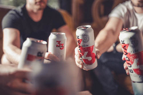 Novinku Budvar 33 dostanete v plechovkách, fľašiach a pre HoReCa segment je dostupný aj v sudoch, takže si ho vychutnáte aj čapovaný