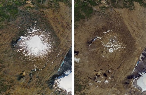 Na kombosnímke NASA zo 14. septembra 1986 (vľavo) a 1. augusta 2019 je miesto, kde sa kedysi nachádzal ľadovec Okjökull, ktorý sa ako prvý islandský ľadovec roztopil kvôli klimatickej zmene