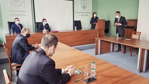 Rektor Trenčianskej univerzity vymenoval