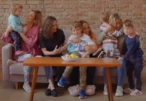 Okrem detí Nely a Filipa, sa v klipe objavili aj deti Zuzay Kanócz a Gabiky Marcinkovej.