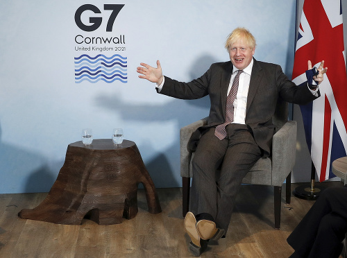 Boris Johnson počas summitu