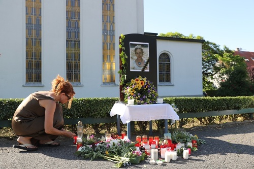 Fanúšikovia už pred kostol nosia kvety a zapaľujú tam za zosnulú herečku sviečky.