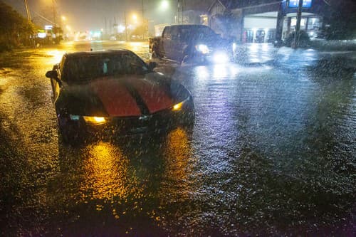 Motoristi jazdia po zatopenom