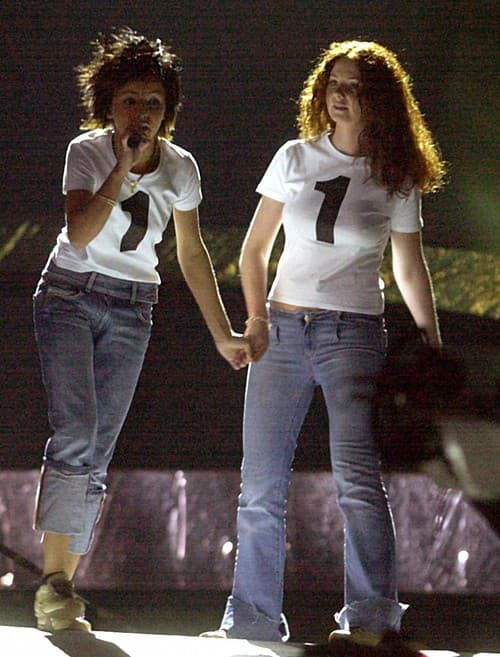 Julia Volkova a Lena Katina na súťaži Eurovision Song Contest 2003, kde s nimi vystupoval aj Maxim Galsťjan, ktorý počas uplynulého víkendu zomrel. 