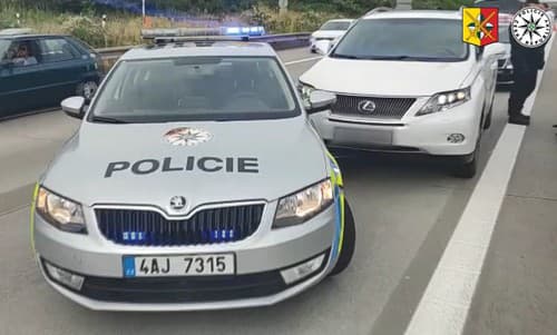 VIDEO Vodička (42) policajnú