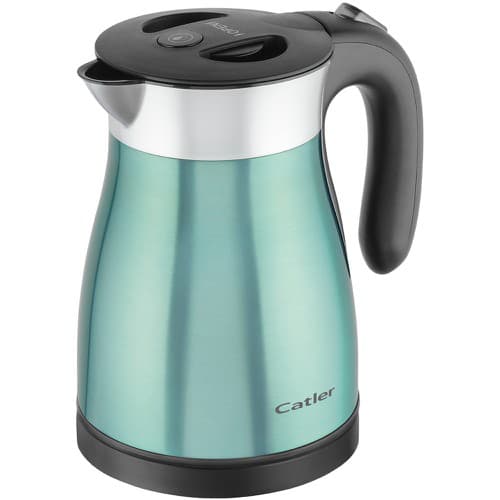 Horúca voda vo varnej kanvici Catler len tak skoro nevychladne.