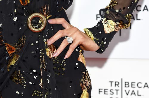 Ruku Paris Hilton zdobí takýto veľký snúbny prsteň. 