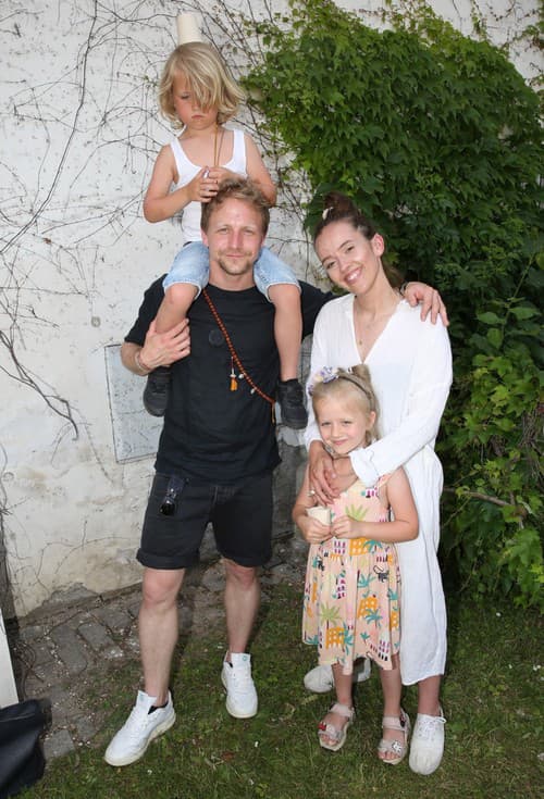 Tomáš Klus s manželkou Tamarou a dvoma z troch detí. 